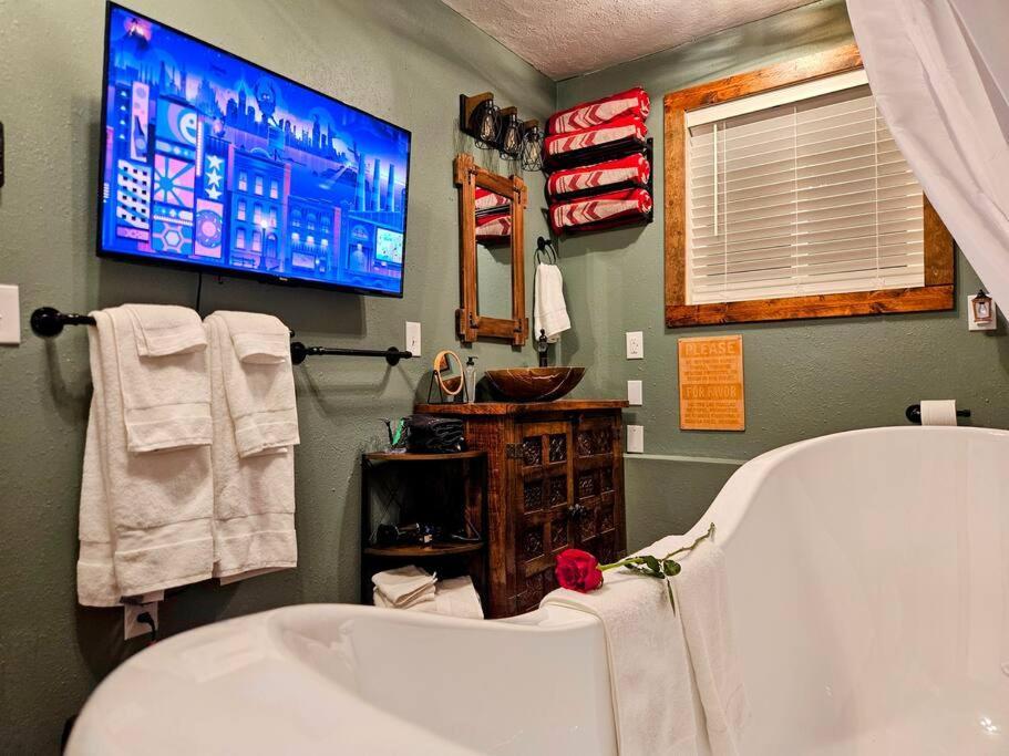 Private Cabin- Breakfast - Double Tub - 75In Tv - Sup - Washer Dryer - Bbq West Point Exterior foto
